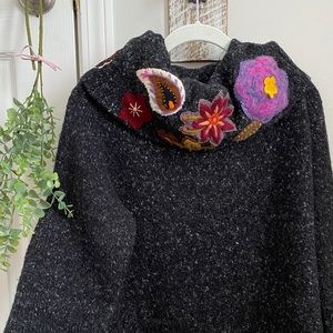 Relais black know sweater with flower details